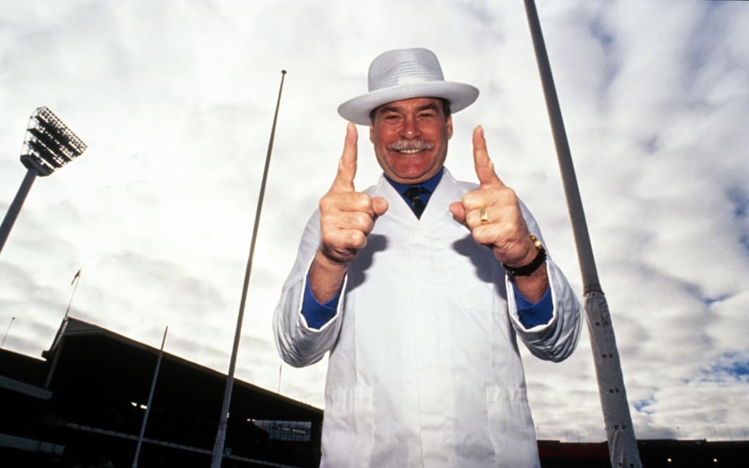 1992-0003-3320-126
1992. Australian Rules.
Ron Barassi playing umpire.
Please credit: Sport. The Library/ Photosport