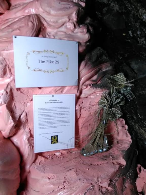 A letter placed on the Rocsil Plug facing the roof fall, along with some woven flowers prepared by one of the team member’s daughters.