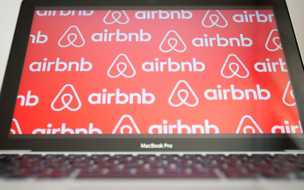 Airbnb logo