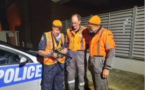 Sgt Andy Brooke demonstrates a Wandersearch radio and antenna to members of the Horowhenua SAR group.