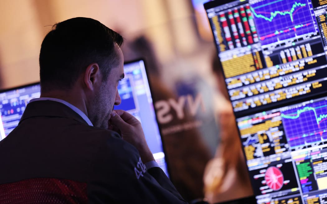 NEW YORK, NEW YORK - AUGUST 05: Traders work on the floor of the New York Stock Exchange during afternoon trading on August 05, 2024 in New York City. All three major indexes closed with significant losses, with the Dow Jones falling 1,000 points and the S&P 500 sliding 3.2 percent, its worst day since 2022, amid a global market sell-off centered around fears of a U.S. recession.   Michael M. Santiago/Getty Images/AFP (Photo by Michael M. Santiago / GETTY IMAGES NORTH AMERICA / Getty Images via AFP)