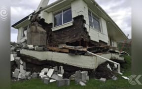 Quake moves house 10 to 15 metres