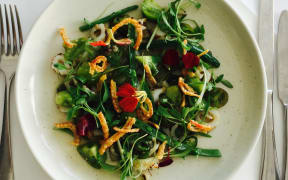 Grilled squid with tomatoes, chilli & pork crackling