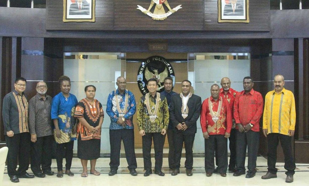 Members of a Solomon Islands delegation to Papua with Indonesian officials including Minister Wiranto in the middle