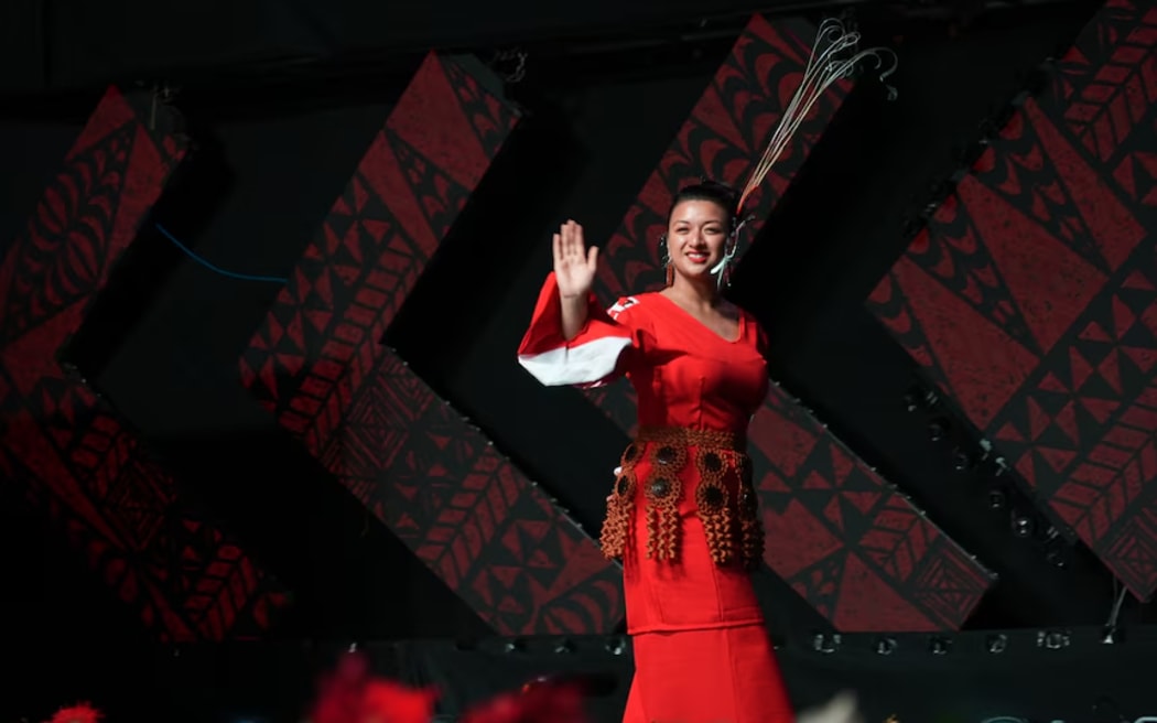 Anna-Li Chou Lee, pictured presenting her Tongan puletaha on stage, is embracing her heritage. (ABC News: Alice Lolohea)