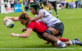 Lydia Thompson of England scores a try during the Women's Rugby World Cup match between Fiji and England at Eden Park in Auckland, New Zealand on Saturday October 08, 2022. Copyright photo: Aaron Gillions / www.photosport.nz