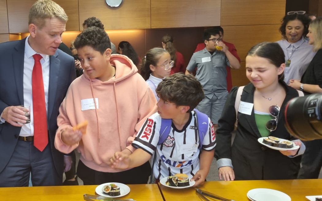 Children sharing kai with Labour Party leader Chris Hipkins.