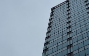 A large pane of glass fell from a window or footpath canopy in Wellington's HSBC building.
