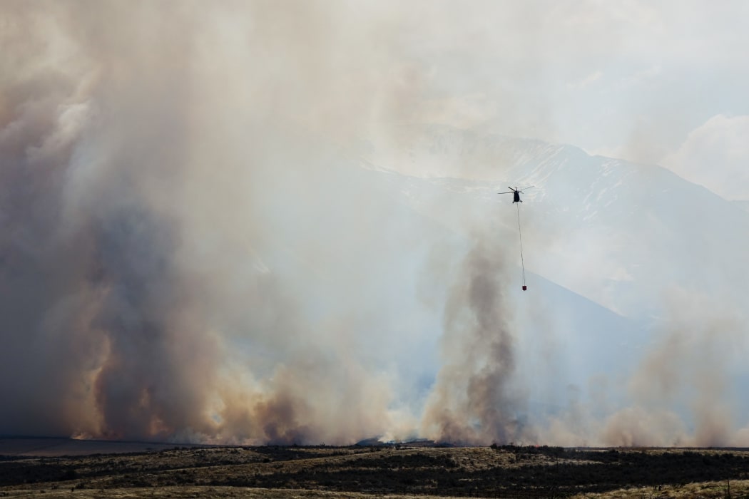A helicopter takes part in the fight against the Lake Ohau fire
