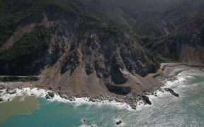 One of the major slips on SH1 north of Kaikōura