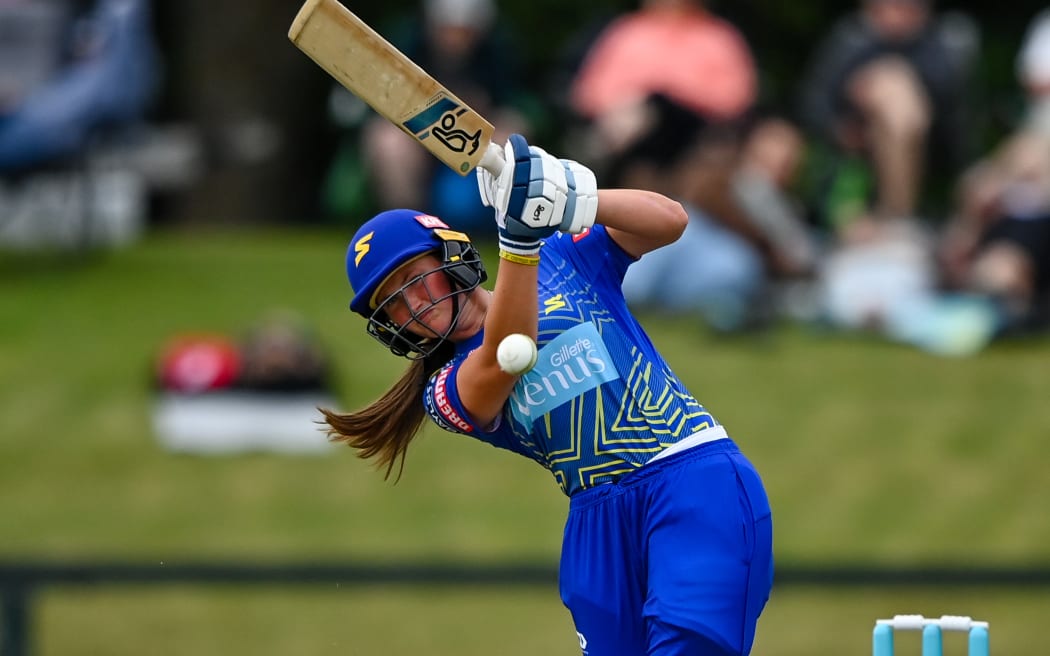 Olivia Gain of the Otago Sparks an action against the Canterbury Magicians.