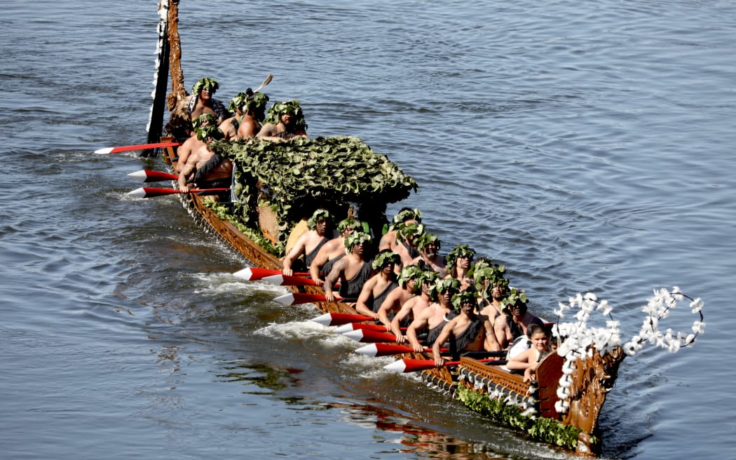 Kiingi Tuheitia's body being transported up the Waikato river