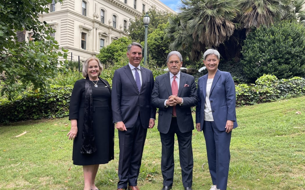 Judith Collins, Richard Marles, Winston Peters i Penny Wong na oficjalnym przyjęciu powitalnym w Australii.