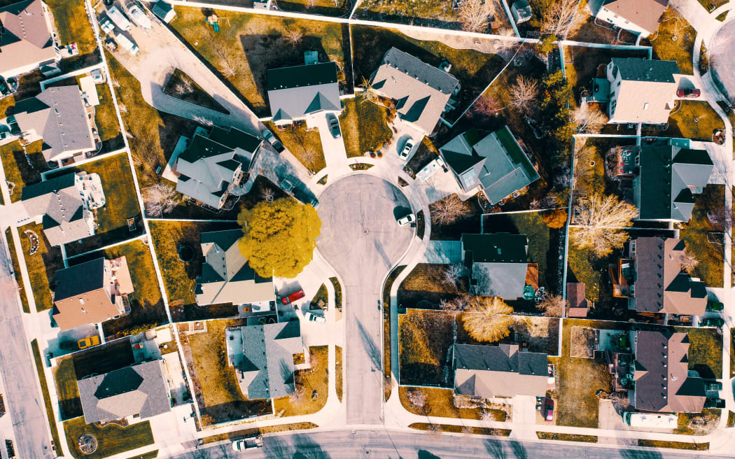 A birds-eye-view of a suburban cul-de-sac.