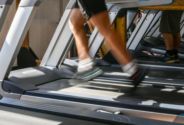 02 June 2020, Berlin: A man runs on a treadmill at the John Reed Fitness Music Club in Prenzlauer Berg. Photo: Jens Kalaene/dpa-Zentralbild/dpa (Photo by JENS KALAENE / dpa-Zentralbild / dpa Picture-Alliance via AFP)