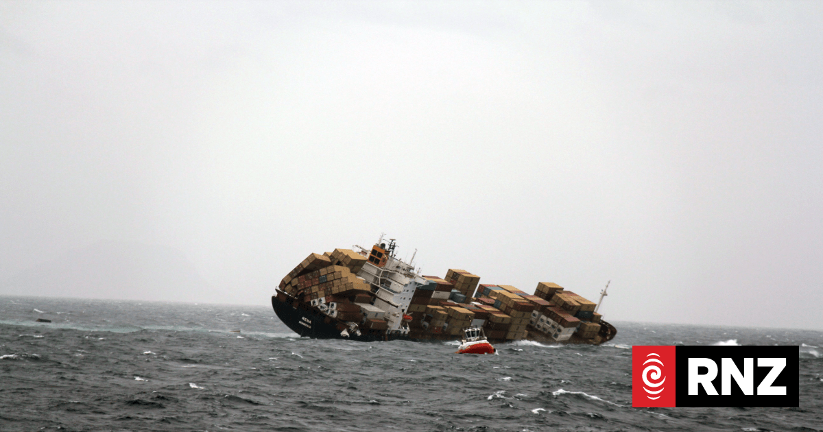 Mayor wants all Rena wreckage removed | RNZ News