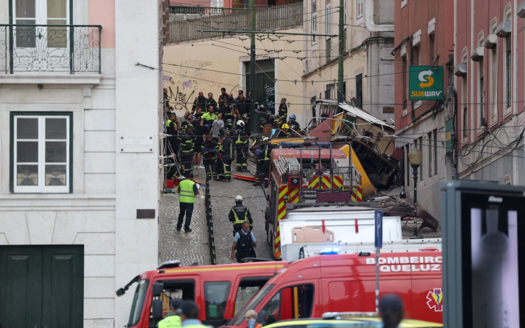 Police and firefighters work on the site of a funicular railway accident in Lisbon, on September 3, 2025. The accident of a funicular railway caused several dead and seriously injured in Lisbon, announced the Portugal's President of the Republic. (Photo by PATRICIA DE MELO MOREIRA / AFP)
