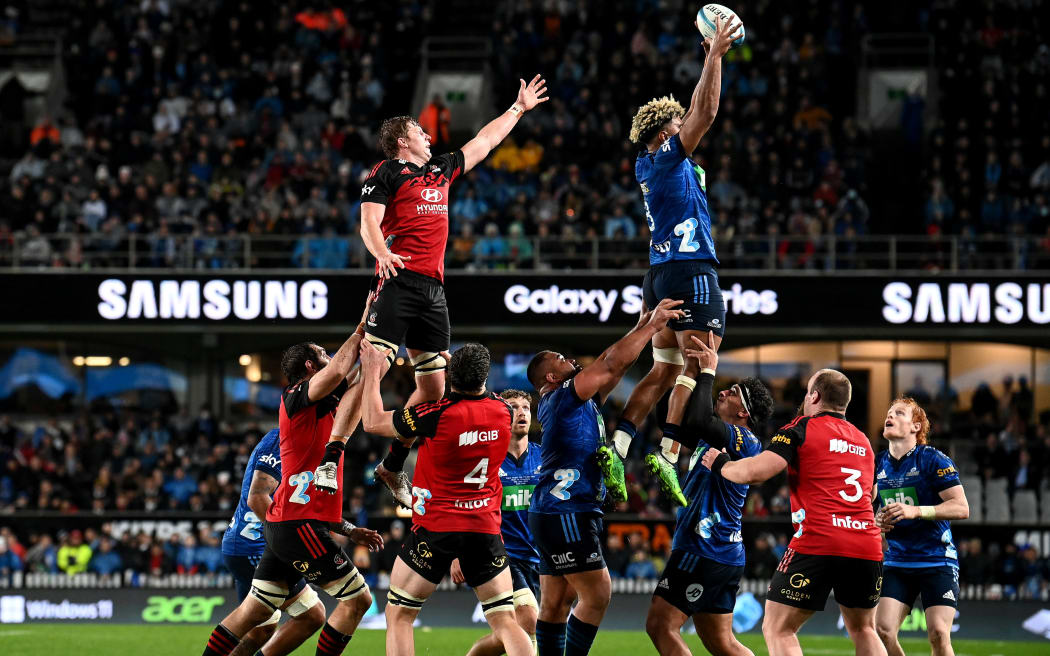 Hoskins Sotutu of the Blues wins the ball in the lineout.
Blues v Crusaders Super Rugby Pacific Final rugby union match at Eden Park, Auckland, New Zealand on Saturday 18 June 2022.
© Copyright photo: Andrew Cornaga / www.photosport.nz