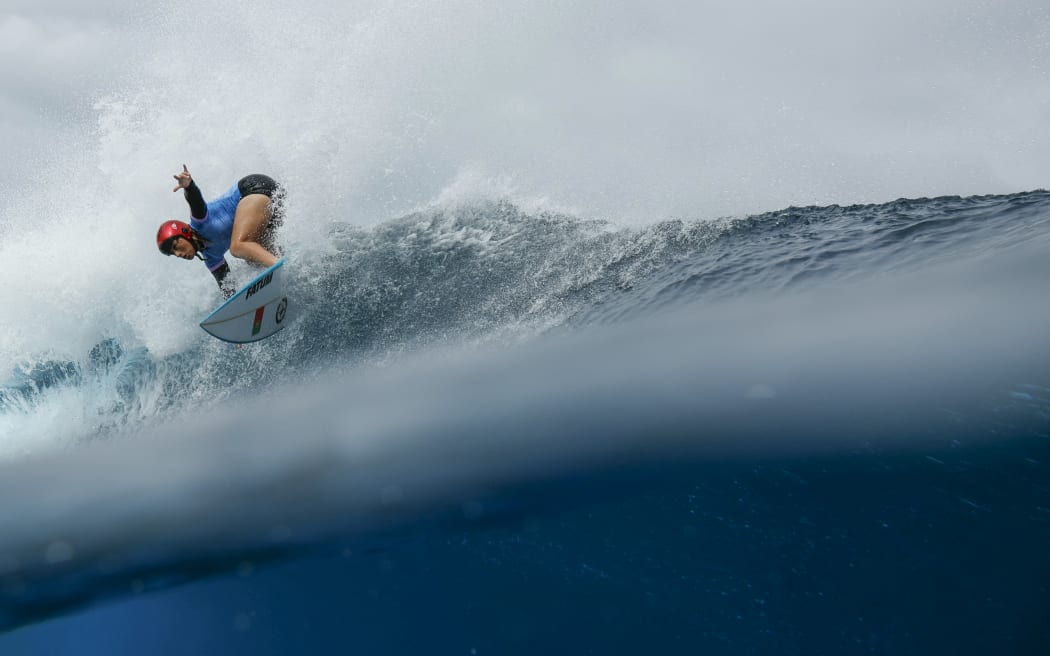 Portugal's Yolanda Hopkins turns off the lip of the wave in the 6th heat of the women's surfing round 2, during the Paris 2024 Olympic Games, in Teahupo'o, on the French Polynesian Island of Tahiti, on July 28, 2024. (Photo by Ben Thouard / POOL / AFP) / -- IMAGE RESTRICTED TO EDITORIAL USE - STRICTLY NO COMMERCIAL USE --