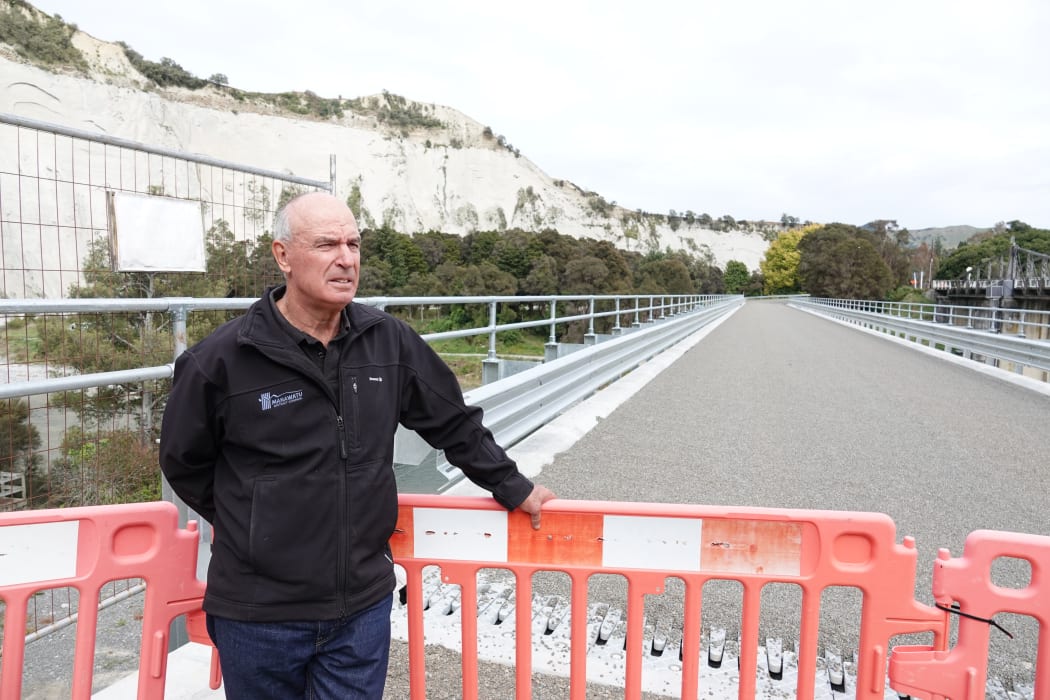 Manawatū District councillor Andrew Quarrie says the new bridge should be opened.