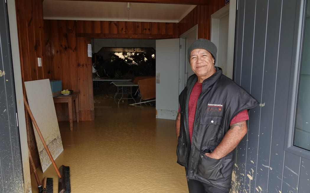 Rātu Hiku at Oakura Community Hall.