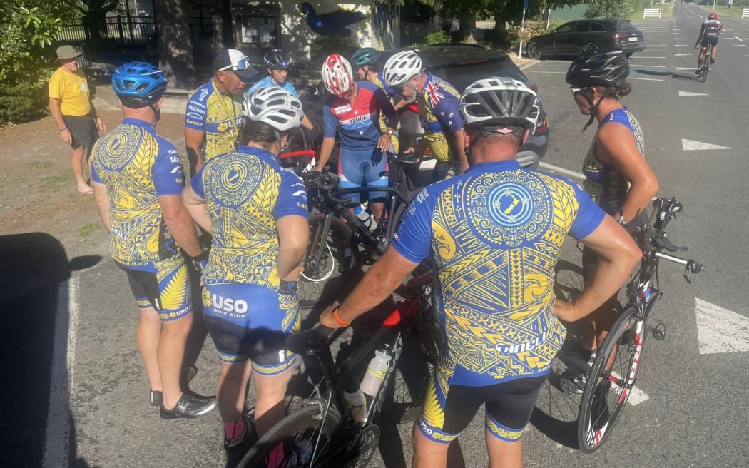The Samoa Triathlon team members with members of the USO Bike Club in Hawkes Bay.
