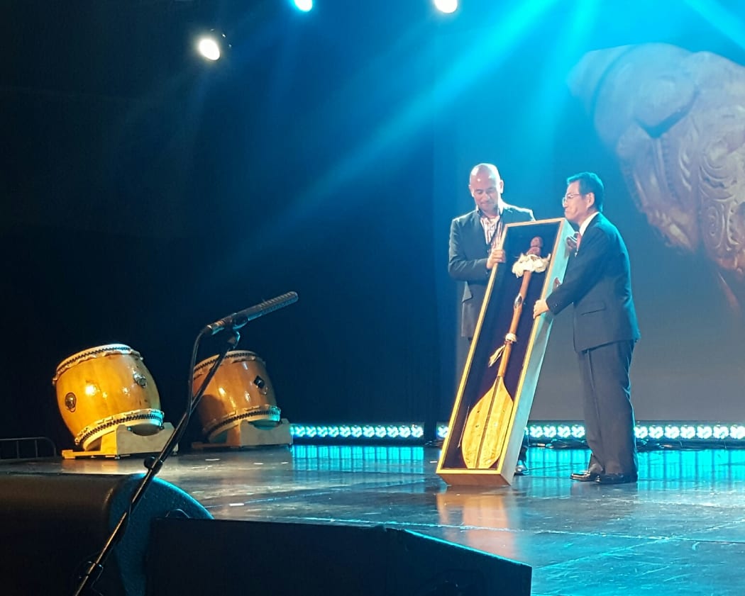 A Māori hoe or paddle was presented to officials from the Kansai region in Japan.
