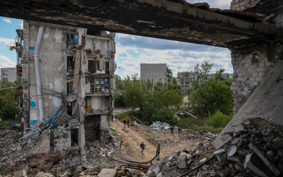 IZYUM CITY, KHARKIV REGION, UKRAINE - SEPTEMBER 19: A view of destruction in the Izyum city, Kharkiv region, Ukraine, on September 19, 2022. The city was destroyed by Russian attacks and was recaptured by the Ukrainian forces on September 10 of this year. Sofia Bobok / Anadolu Agency (Photo by SOFIA BOBOK / ANADOLU AGENCY / Anadolu Agency via AFP)