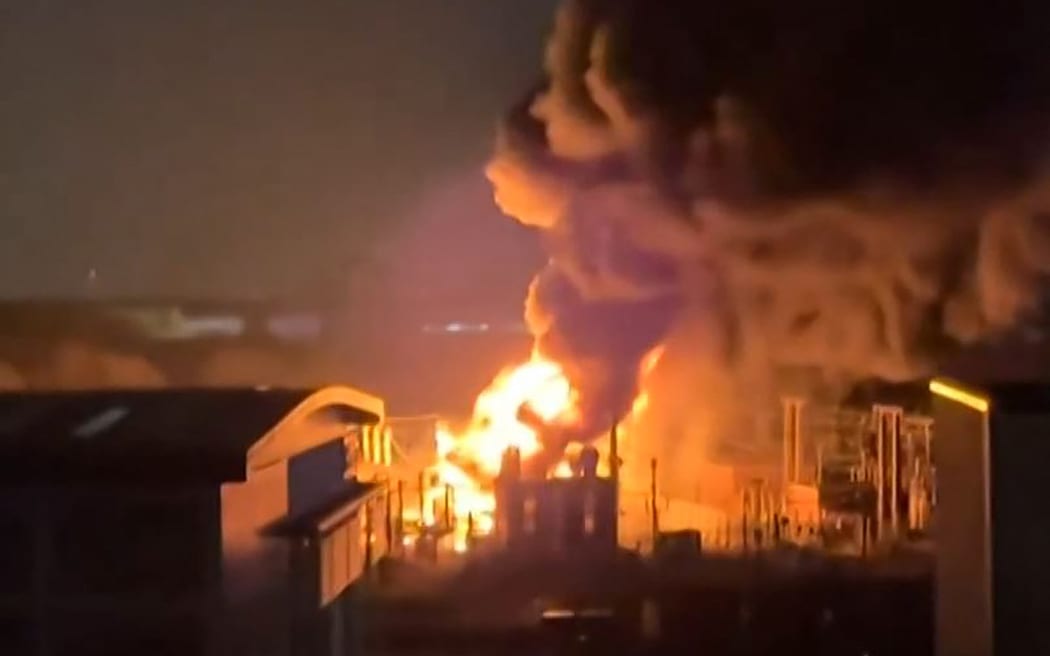 This frame grab taken from a UGC video shot and posted on X on March 21, 2025 by @chrisjbrogan shows smoke billowing from a fire at a neighborhood electrical substation supplying power to Heathrow Airport in Hayes, west London. Britain's Heathrow airport, Europe's busiest, shut down early on March 21 after a major fire at an electricity  substation cut power to the sprawling hub, disrupting hundreds of flights and thousands of travellers. (Photo by Handout / Courtesy of X user @chrisjbrogan / AFP) / NO USE AFTER MARCH 31, 2025 17:00:00 GMT - NO USE AFTER MARCH 31, 2025 17:00:00 GMT - RESTRICTED TO EDITORIAL USE – MANDATORY CREDIT «  AFP PHOTO / COURTESY OF X USER @CHRISJBROGAN » - NO MARKETING NO ADVERTISING CAMPAIGNS – DISTRIBUTED AS A SERVICE TO CLIENTS  NO ARCHIVE /