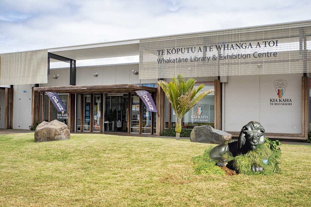KING OF BEASTS: The Beacon photography department has transposed an image of the lion statue onto the lawn in front of Te Koputu just to see how it looks.