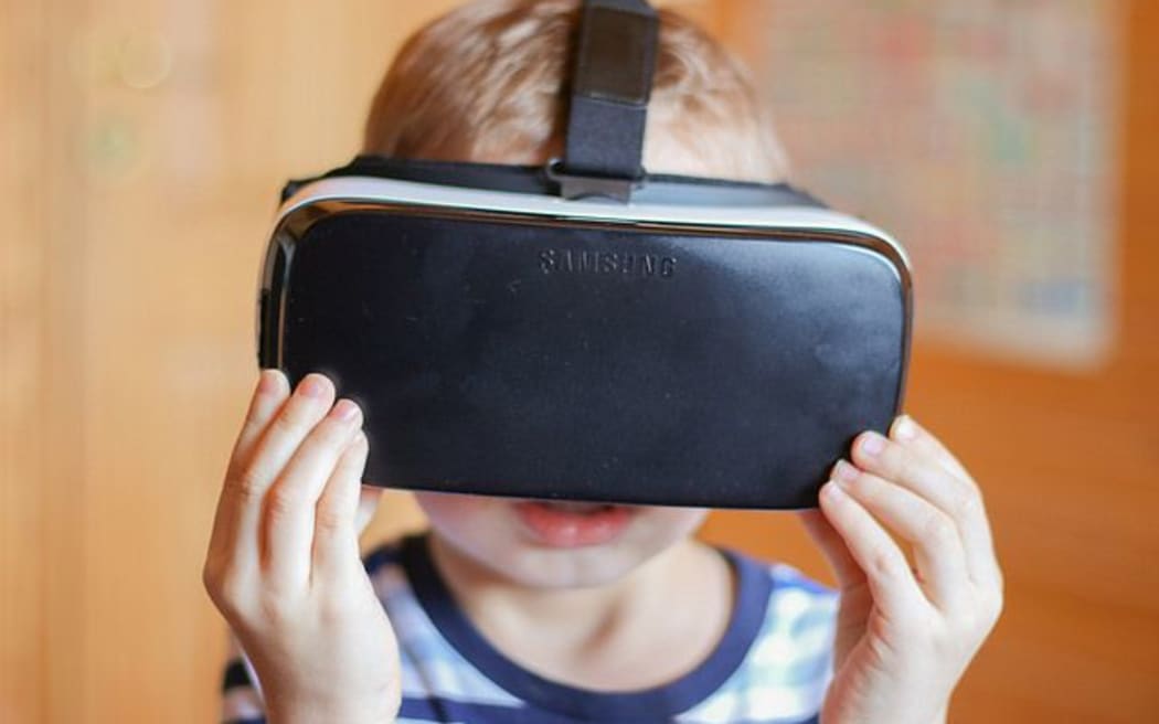 Samsung Gear VR virtual reality headset (feat. Samsung Galaxy S6 edge+)