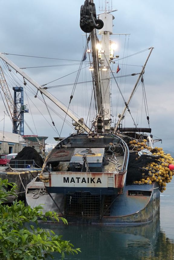 Fishing vessel that uses huge bag shaped fishing nets
