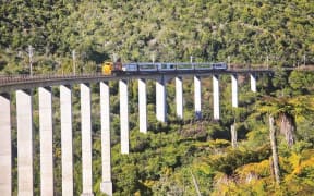 Northern Explorer crossing the Hapuwhenua Viaduct
