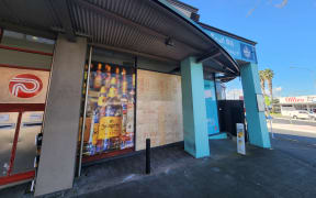 The Royal Oak Liquor Centre in Auckland was damaged by ram-raiders late last night.