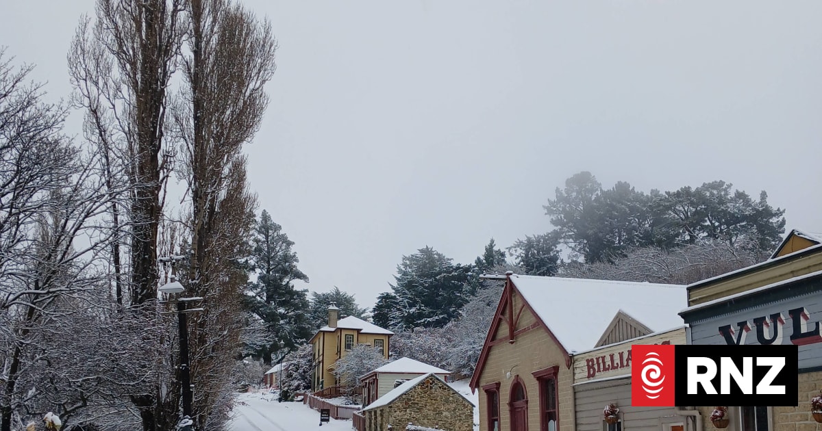 Weather: Strong winds hit powerlines, cancel flights, ferries and close highways