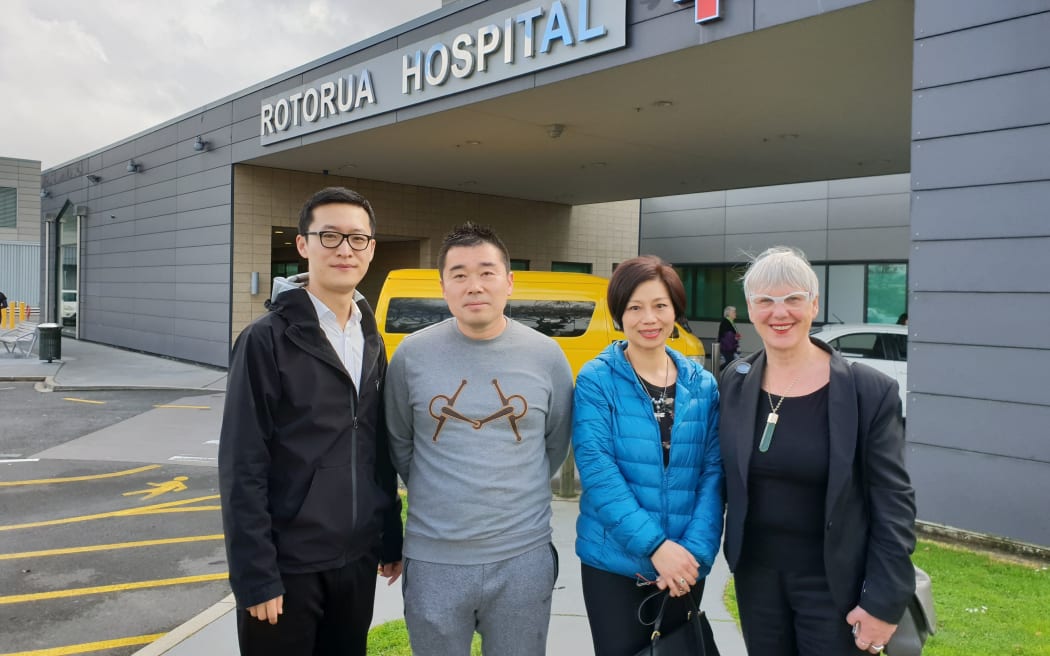 Robert Liu, second from left, and Mayor Steve Chadwick, right, with 
local volunteers from the Rotorua Chinese Association.