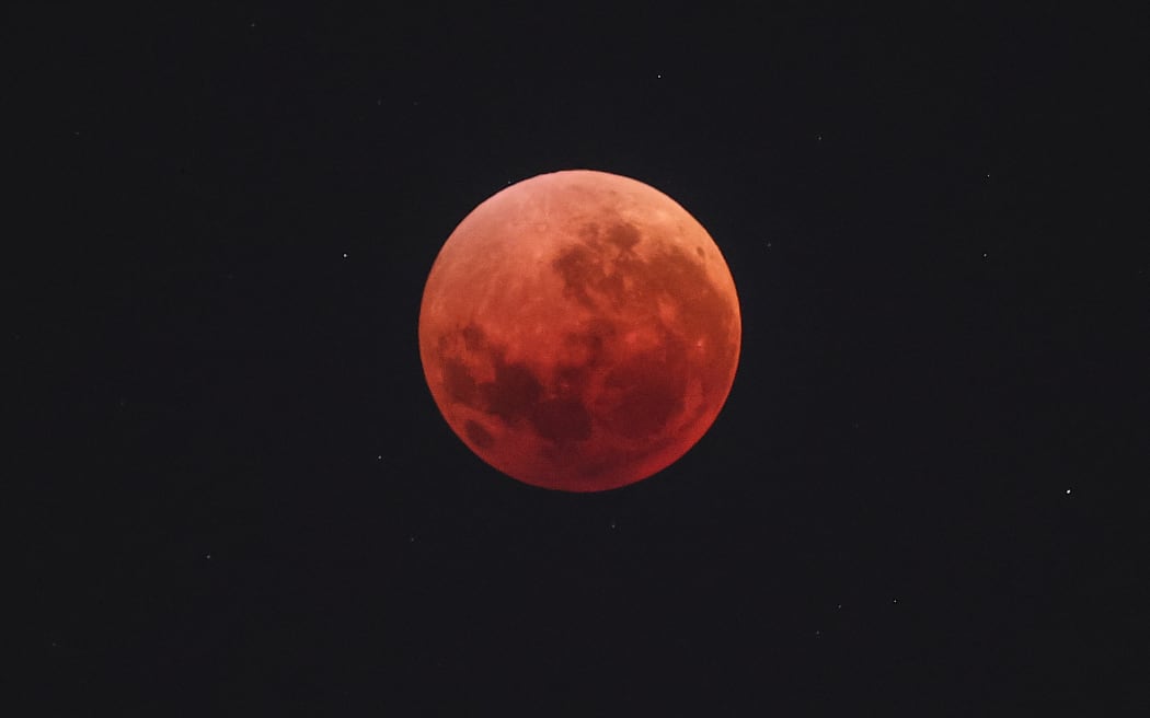 The "Blood Moon" is pictured during an eclipse in the night sky over Sydney on September 8, 2025. Stargazers had a chance to see a "Blood Moon" on the night of September 7-8 during a total lunar eclipse visible across Asia and swathes of Europe and Africa. (Photo by DAVID GRAY / AFP)