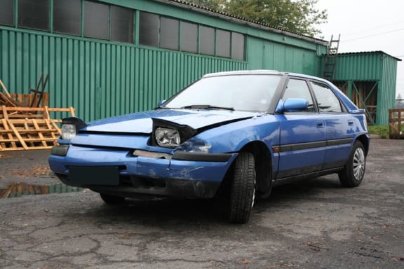 Does Middle New Zealand drive a Jap Import with a stereo that cuts off at Newstalk ZB?