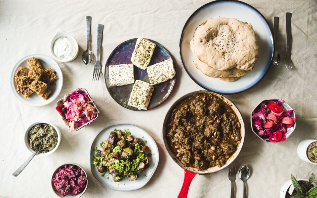 Dunedin Bowling Club food truck serves up meals for 4 RNZ