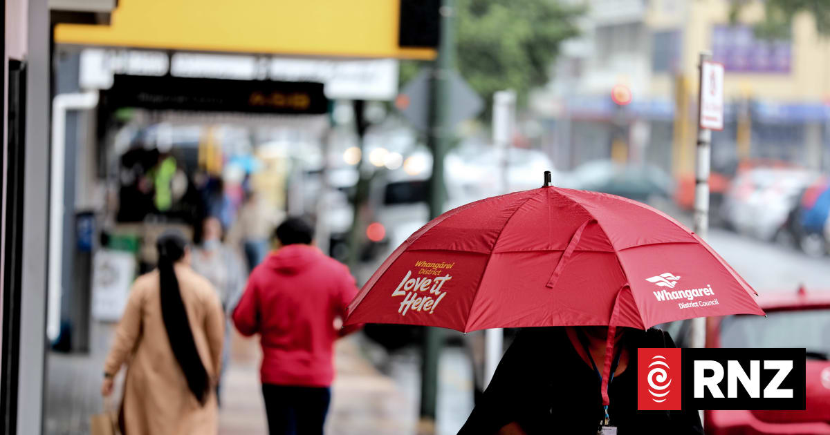 Roads closed due to flooding in Whangārei, strong winds for Hawke's Bay, Southland