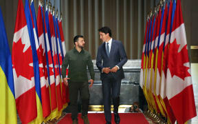 Canadian Prime Minister Justin Trudeau (R) and Ukraine's President Volodymyr Zelensky arrive for a news conference on Parliament Hill on September 22, 2023 in Ottawa. (Photo by Dave Chan / AFP)