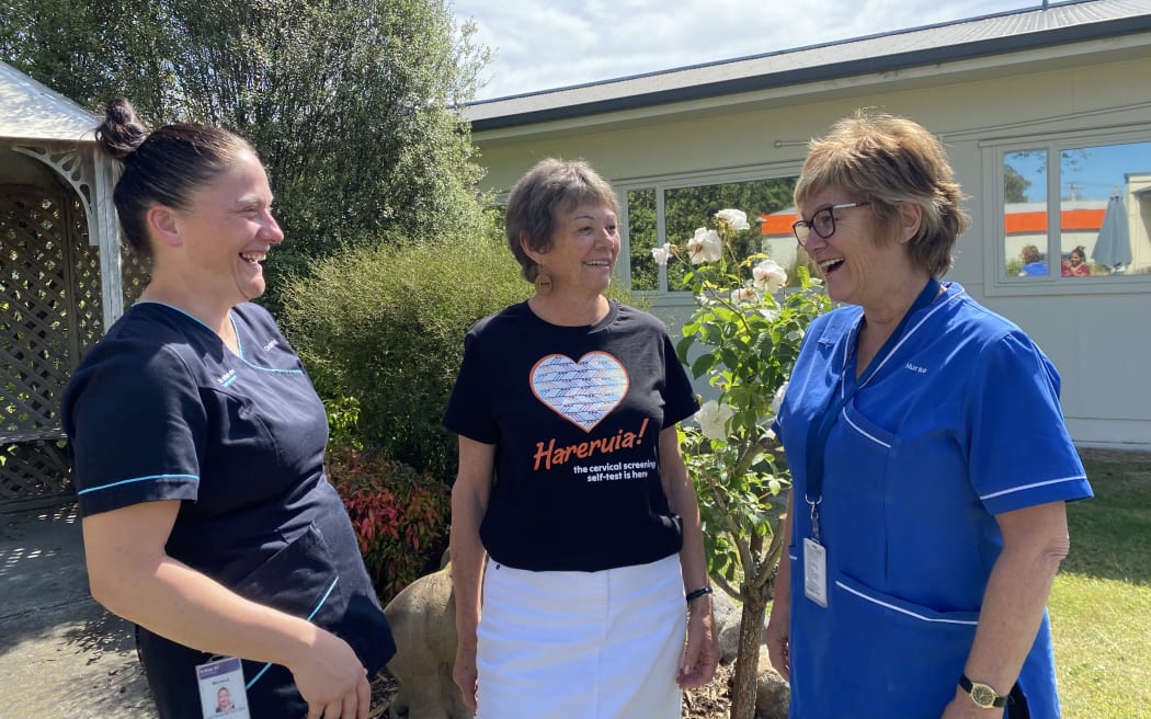 Sandra Corbett (centre) with colleagues Melissa Puna (L) and Helen Waaka (R)