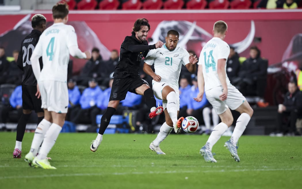 NEW YORK, NEW YORK - NOVEMBER 18: Francis DeVries #21 of New Zealand fights for control against Leonardo Campana #16 of Ecuador in the first half of the International Friendly at Sports Illustrated Stadium on November 18, 2025 in New York City.   Ira L. Black/Getty Images/AFP (Photo by Ira L. Black / GETTY IMAGES NORTH AMERICA / Getty Images via AFP)
