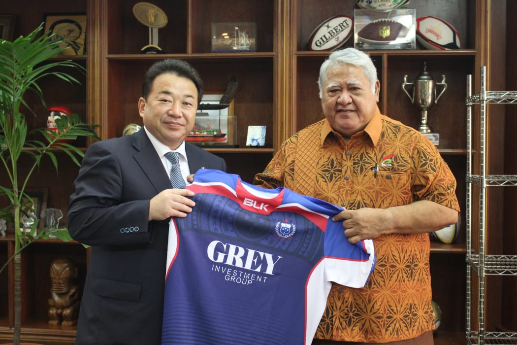 waki City Mayor Toshio Shimizu and Samoa PM Tuilaepa Sailele Malielegaoi.