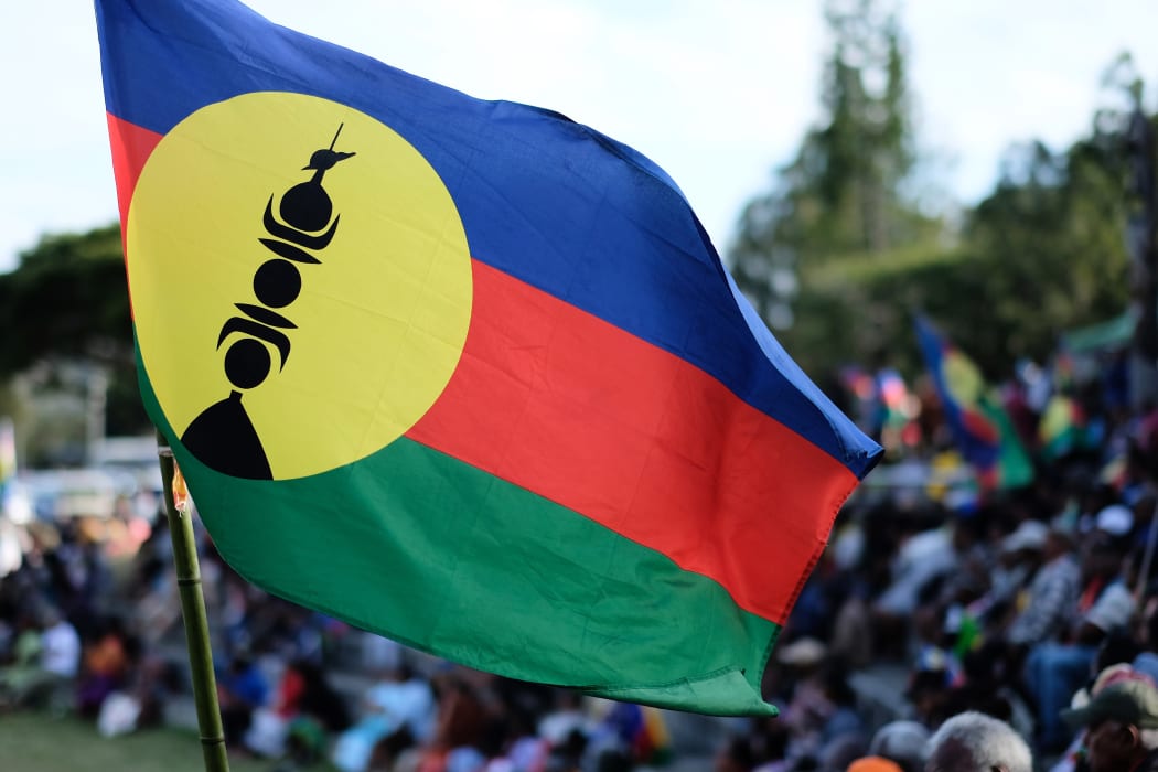 Five pro-independence politicians, who are members of the pro-independent Kanak and Socialist National Liberation Front (FLNKS), in the 11-member executive have resigned.