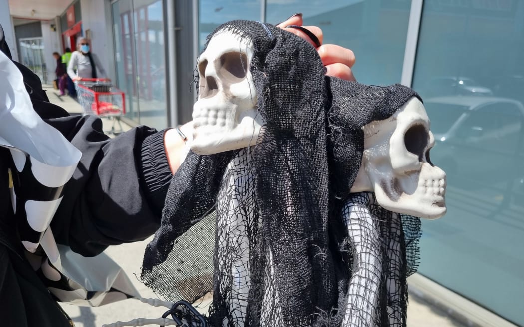 Halloween costumes decorations cheap