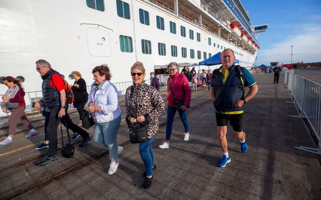 Passengers from a cruise ship in Napier heading out to explore the region.