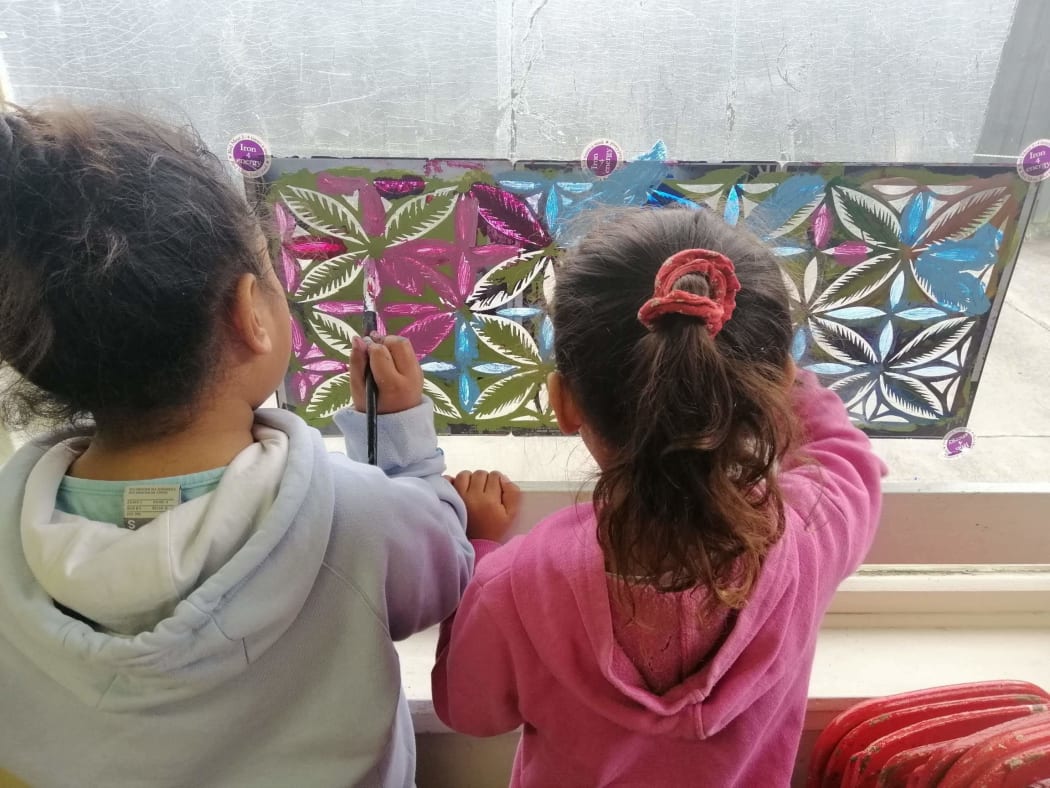 Children at the Tine o Tasi Centre try their hands at making stencil prints during Samoan Language Week.