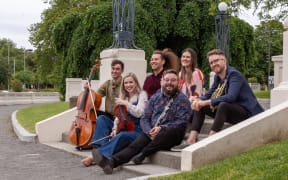 Morton Trio & Friends (l to r): Jeremy Garside, Arna Morton, Liam Wooding, David McGregor, Sharon Baylis, Alex Morton