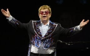 LAS VEGAS, NEVADA - NOVEMBER 01: Recording artist Sir Elton John gestures to the audience after performing the song "Tiny Dancer" during a stop of the Farewell Yellow Brick Road: The Final Tour at Allegiant Stadium on November 01, 2022 in Las Vegas, Nevada.   Ethan Miller/Getty Images/AFP (Photo by Ethan Miller / GETTY IMAGES NORTH AMERICA / Getty Images via AFP)